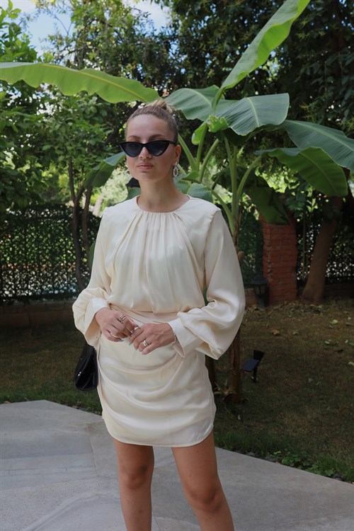 TheElsa | GİYİM | TAKI | Ekru Saten Belden Kuşaklı ElbiseELBİSEEkru Saten Belden Kuşaklı Elbise