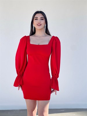 TheElsa | GİYİM | TAKI | Kırmızı Kare Yaka Mini ElbiseELBİSEKırmızı Kare Yaka Mini Elbise