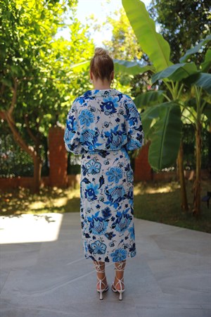 TheElsa | GİYİM | TAKI | Mavi Çiçek Desenli Saten Uzun Anvelop ElbiseELBİSEMavi Çiçek Desenli Saten Uzun Anvelop Elbise