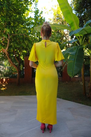 TheElsa | GİYİM | TAKI | Sarı Vatkalı Yırtmaçlı Balon Kol Saten ElbiseELBİSESarı Vatkalı Yırtmaçlı Balon Kol Saten Elbise