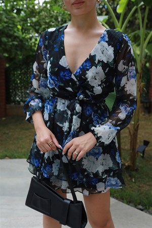 TheElsa | GİYİM | TAKI | Siyah Çiçekli Kuşaklı Şifon ElbiseELBİSESiyah Çiçekli Kuşaklı Şifon Elbise