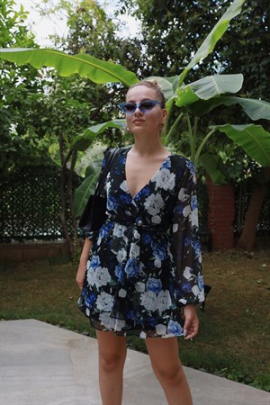 TheElsa | GİYİM | TAKI | Siyah Çiçekli Kuşaklı Şifon ElbiseELBİSESiyah Çiçekli Kuşaklı Şifon Elbise