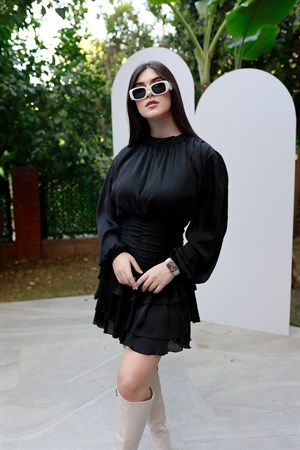 TheElsa | GİYİM | TAKI | Siyah Fırfırlı Şifon ElbiseELBİSESiyah Fırfırlı Şifon Elbise