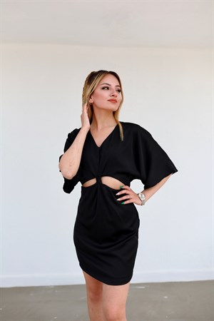TheElsa | GİYİM | TAKI | Siyah Saten Beli Düğümlü ElbiseELBİSESiyah Saten Beli Düğümlü Elbise