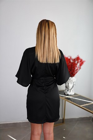 TheElsa | GİYİM | TAKI | Siyah Saten Beli Düğümlü ElbiseELBİSESiyah Saten Beli Düğümlü Elbise